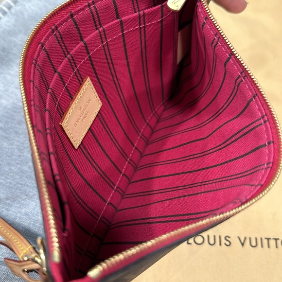 Louis Vuitton Monogram Wristlet In Excellent Condition - Picture 11 of 16